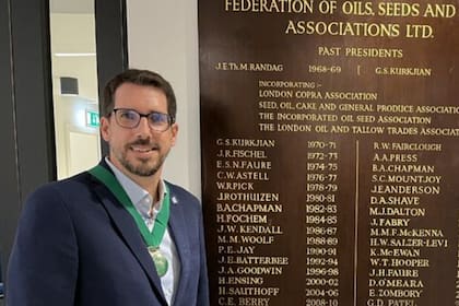 Santiago Visca posa con la placa donde ya está estampado su nombre como presidente de la Federación de Asociaciones de Aceites, Semillas y Grasas (Fosfa)