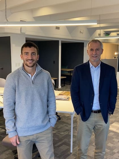 Santiago Winokur junto a su padre, Alejandro, ambos de Newmark Argentina