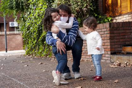 Santiago y sus hijos, en las calle de Villa Devoto, felices