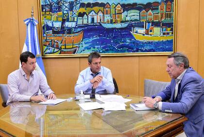 Santiago Yanotti, subsecretario de Energía Eléctrica (izquierda), junto al ministro de Economía Sergio Massa (centro)