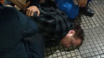 Santillán se resistió a la detención y rompió el espejo de un patrullero