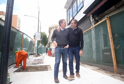 Santilli caminó La Plata hoy junto a Julio Garro mientras Kicillof estaba en Olavarría