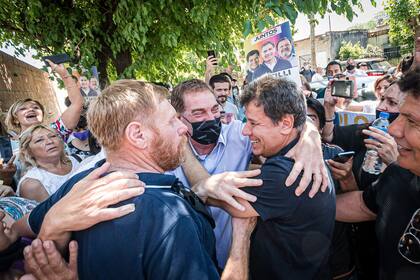 Santilli y Manes, durante su primera actividad de campaña en el conurbano