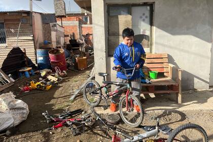 Santino ama andar en bicicleta pero la que tiene ya le queda muy chica; su sueño es poder comprarse una más grande