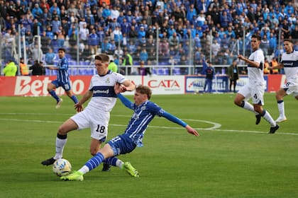 Santino Andino procura centrar, pero Mateo Seoane llega para cortar el intento; Gimnasia se valió de su eficiencia de la primera mitad.