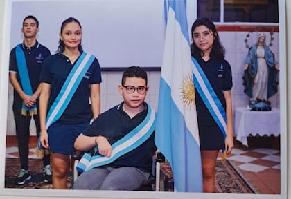 Santino con la bandera de la Argentina en uno de los actos escolares.