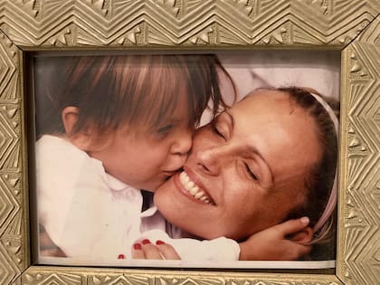 Santino Curto junto a su mamá, Denise Dumas