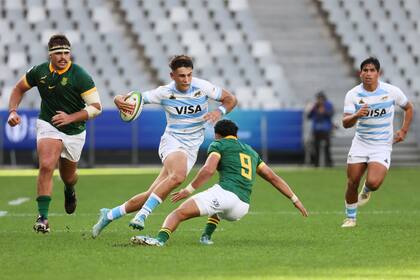 Santino Di Lucca, con la pelota en el triunfo de Los Pumitas sobre Sudáfrica