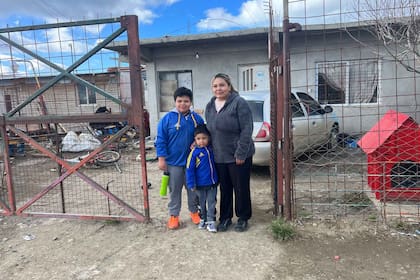Santino junto a su mamá y su hermano Mirko, en la puerta de su casa