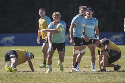 Santino Zangara abre la pelota en una práctica de los Pumas 7s en la que comparte el equipo con Santiago Mare y Luciano González Rizzoni, en Casa Pumas.