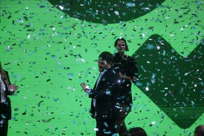 Santor, al finalizar el discurso, envuelto en una lluvia de papel picado