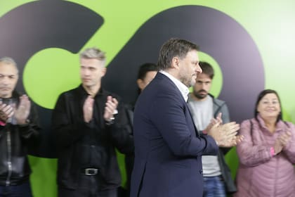 Santoro, con algunos de los integrantes de su lista, este domingo, en el búnker instalado en Ferro