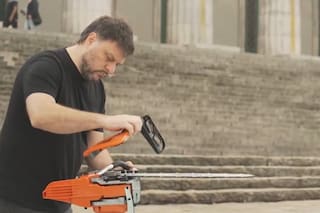 Milei criticó a Santoro por desarmar una motosierra en un video