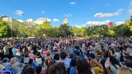 Santoro en una plaza con vecinos porteños