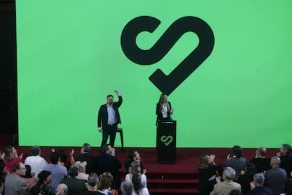 Santoro saluda a los asistentes a su acto, acompañado por Negri