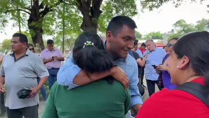 Santos Clemente Vera, abrazado por su esposa, Beatriz, al salir de la cárcel de Las Rosas, en Salta