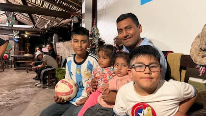 Santos Clemente Vera, con sus cuatro hijos, instalado en su casa tras haber sido liberado por orden de la Corte Suprema