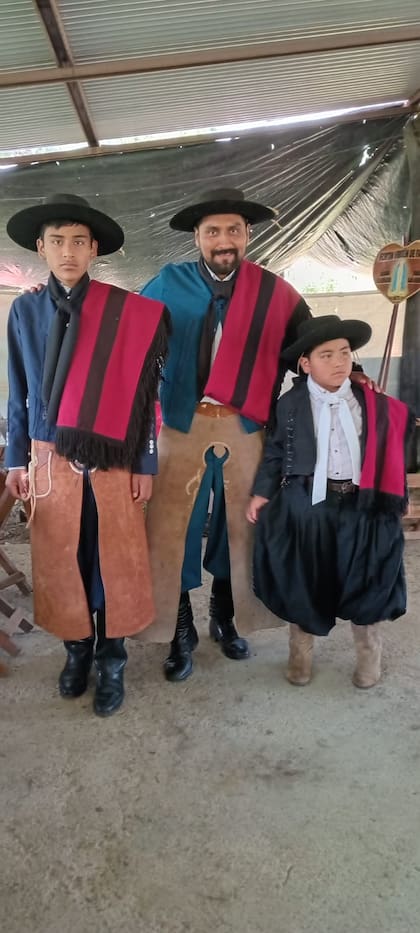 Santos Clemente Vera y dos de sus hijos, antes de un desfile a caballo