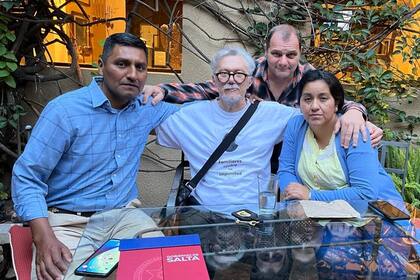 Santos Clemente Vera y su esposa, Beatriz, con Jean-Michel Bouvier, padre de Cassandre, una de las víctimas