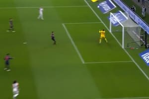 El equipo que remató 34 veces y jugó 70 minutos con uno más, pero perdió por los bloopers de su arquero