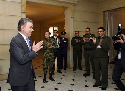 Santos es aplaudido ayer al ingresar en el palacio presidencial tras conocerse la noticia del Nobel