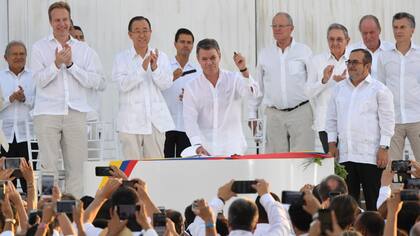Santos firmó ayer el acuerdo después de Timochenko