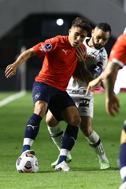 Santos Pará protege el balón frente a Andrés Roa, uno de los más punzantes de Independiente (Photo by CARLA CARNIEL / POOL / AFP)