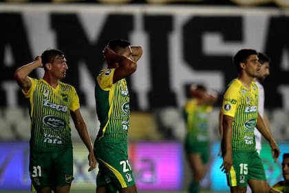 La imagen de incredulidad de los jugadores de Defensa y Justicia; el Halcón quedó eliminado de la Copa Libertadores y como premio consuelo jugará la segunda etapa de la Copa Sudamericana