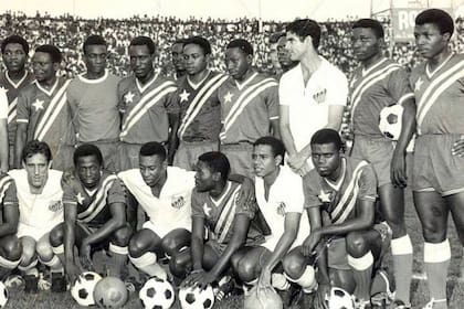 Santos y la selección congolesa, en la previa de uno de los tres partidos que disputó Pelé en el país africano