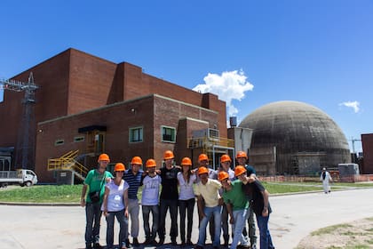 Santos y otros estudiantes de ingeniería durante una visita a un reactor