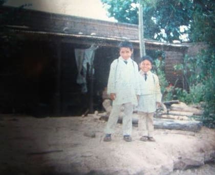 Santos y un hermano cuando ya iban a la escuela primaria, en Aguas Blancas
