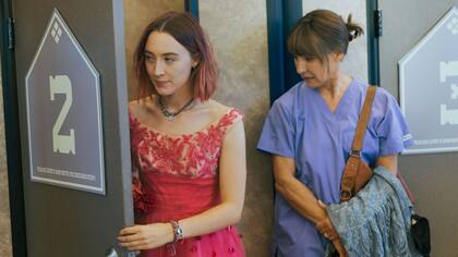 Saoirse Ronan y Laurie Metcalfe en una escena de Lady Bird, la mejor comedia