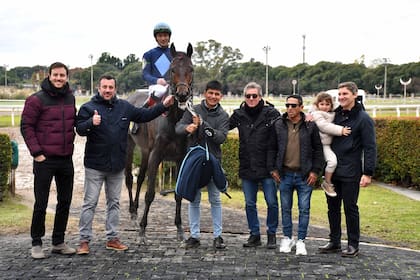 Saphirus Blue, con el jockey Eduardo Ortega Pavón, se adjudicó el premio "Club Atlético Platense - Campeón Apertura 2025"