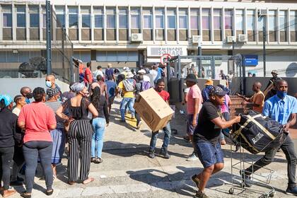 Saqueadores en Durban, en medio de la ola de incidentes en varias ciudades del país
