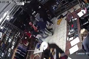 En menos de un minuto saquearon un local de ropa mientras la empleada se tuvo que esconder detrás de la caja