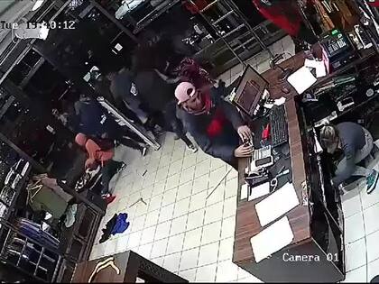 Saqueo en un local de ropa de Moreno