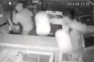 15 encapuchados rompieron el frente y robaron una heladería en Chaco