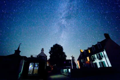 No existe el alumbrado público, por lo que se pueden admirar las estrellas sin ninguna polución lumínica