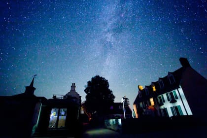 No existe el alumbrado público, por lo que se pueden admirar las estrellas sin ninguna polución lumínica