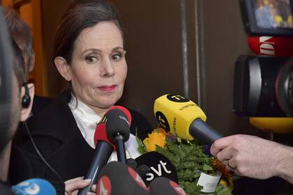 Ayer a la tarde, Danius declaró ante la prensa que dejaría inmediatamente su silla en la prestigiosa Academia Sueca; en total son cinco miembros que renunciaron en la última semana