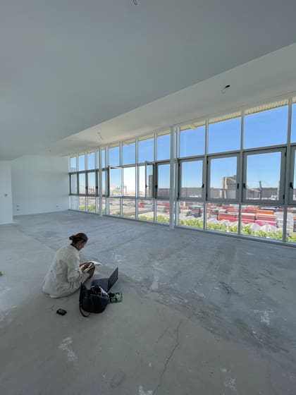 Sara, ante la hoja en blanco, en el mismo espacio que vimos arriba y veremos en la imagen de abajo, a todo color