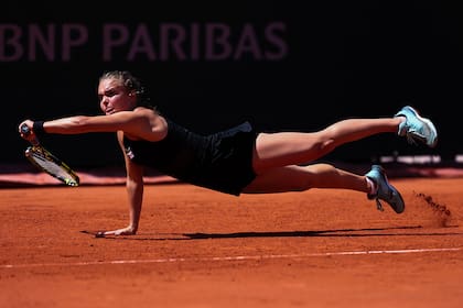 Sara Bejlek se estira para alcanzar una bola durante su partido de clasificación contra Marta Kostyuk en Roland Garros