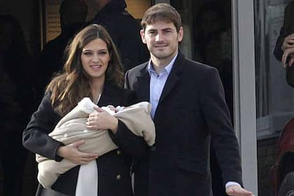 Sara Carbonero e Iker Casillas al salir del hospital junto a su hijo recién nacido