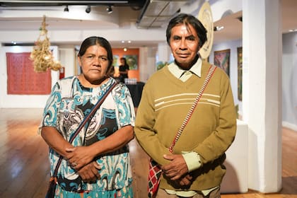 Sara Díaz y Reinaldo Prado, dos de los artistas que recibieron premios y menciones en la primera Bienal de Arte Indígena