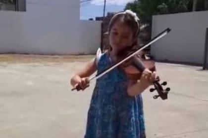 Sara emocionó a su maestra y a todos los presentes en el Jardín de Los Hornos cuando empezó a tocar el violín a modo de homenaje y agradecimiento a su docente