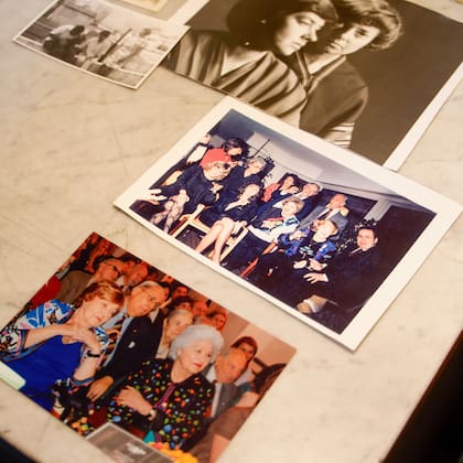 Sara Facio y María Elena Walsh compartieron cuarenta años de vida en dos departamentos unidos en la calle Paraguay; ahora funciona ahí la fundación que cuida su legado