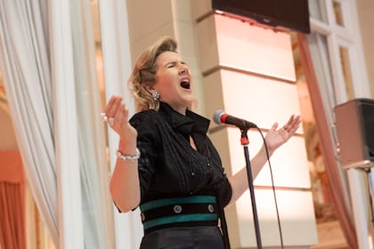 Sara Fleming deleitó a los invitados cantando O Sole Mio, El día que me quieras, y el Ave María de Schubert.