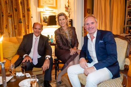 Sara Fleming junto a su marido Raúl González Llamazares y el muralista Diego Raimondo.