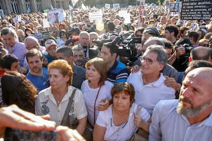 Sara Garfunkel junto a Patricia Bullrich, Graciela Ocaña, Claudio Avruj y Waldo Wolff en el acto por Nisman