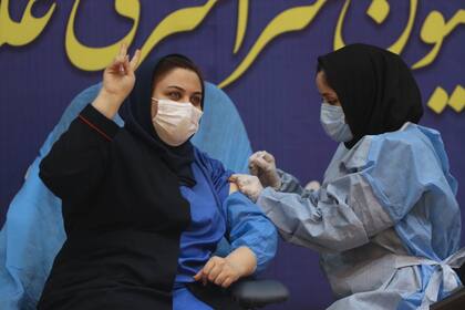 Sara Goudarzi, una enfermera del Hospital Imam Khomeini, siendo inoculada con la dosis de Sputnik V